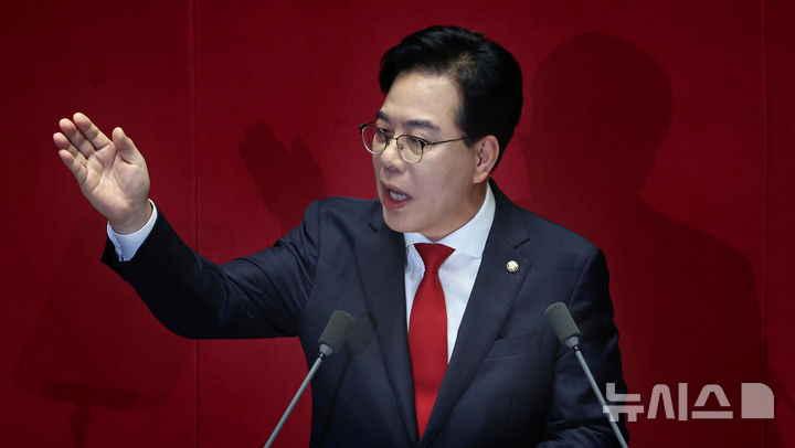 [서울=뉴시스] 김금보 기자 = 송언석 국민의힘 원내대표가 10일 오전 서울 여의도 국회에서 열린 제429회국회(정기회) 제3차 본회의에서 교섭단체 대표연설을 하고 있다. 2025.09.10. kgb@newsis.com