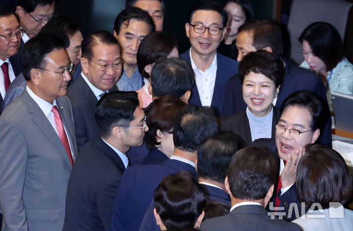 [서울=뉴시스] 김금보 기자 = 송언석 국민의힘 원내대표가 10일 오전 서울 여의도 국회에서 열린 제429회국회(정기회) 제3차 본회의에서 교섭단체 대표연설을 마친 후 의원들의 격려를 받고 있다. 2025.09.10. kgb@newsis.com