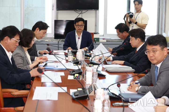 [서울=뉴시스] 조성봉 기자 = 김장겸 국회 과학기술정보방송통신위원회 청원심사소위원회 위원장이 10일 오전 서울 여의도 국회에서 열린 제1차 청원심소위원회에서 회의를 주재하고 있다. 2025.09.10. suncho21@newsis.com