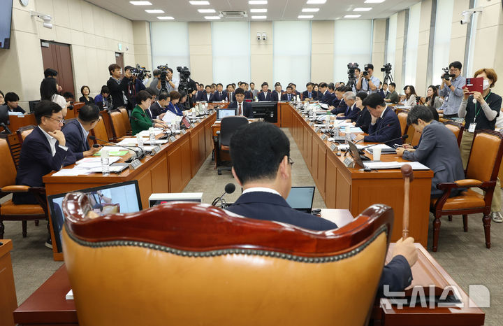 [서울=뉴시스] 고승민 기자 = 10일 서울 여의도 국회에서 열린 행정안전위원회의 오송 지하차도 참사 진상규명 및 재발방지 대책마련을 위한 국정조사에서 신정훈 위원장이 의사봉을 두드리고 있다. 2025.09.10. kkssmm99@newsis.com