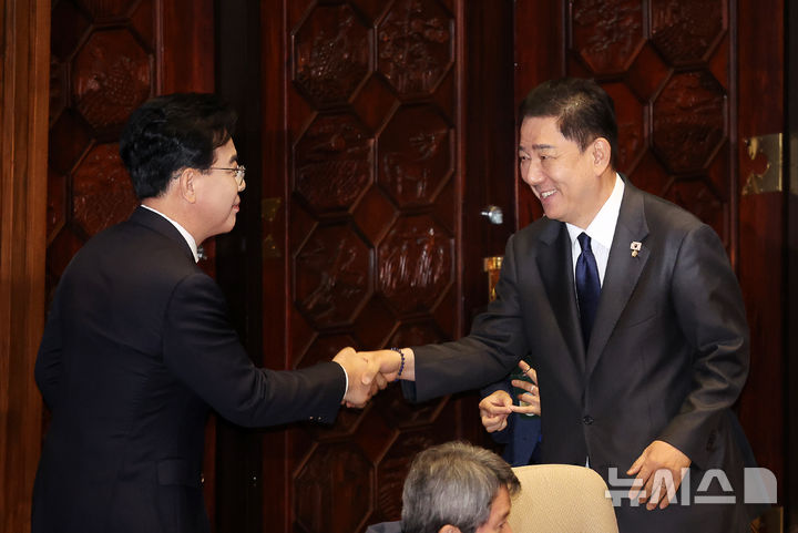 [서울=뉴시스] 김명년 기자 = 송언석 국민의힘 원내대표가 10일 오전 서울 여의도 국회에서 열린 제249회국회(정기회) 제3차 본회의에서 교섭단체 대표연설을 하기 위해 이동하던 중 김병기 더불어민주당 원내대표와 악수하고 있다. 2025.09.10. kmn@newsis.com