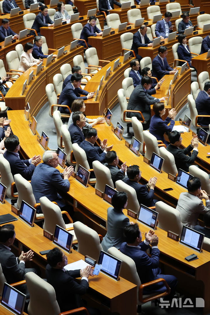 [서울=뉴시스] 김명년 기자 = 국민의힘 의원들이 10일 오전 서울 여의도 국회에서 열린 제249회국회(정기회) 제3차 본회의에서 송언석 원내대표의 교섭단체 대표연설을 듣고 박수치고 있다. 2025.09.10. kmn@newsis.com