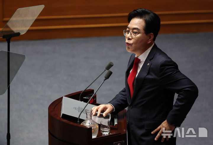 [서울=뉴시스] 김명년 기자 = 송언석 국민의힘 원내대표가 10일 오전 서울 여의도 국회에서 열린 제249회국회(정기회) 제3차 본회의에서 교섭단체 대표연설을 하고 있다. 2025.09.10. kmn@newsis.com