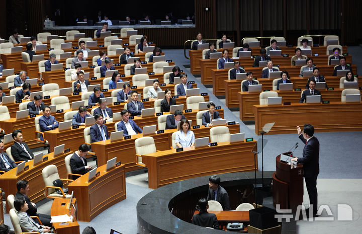 [서울=뉴시스] 김명년 기자 = 송언석 국민의힘 원내대표가 10일 오전 서울 여의도 국회에서 열린 제249회국회(정기회) 제3차 본회의에서 교섭단체 대표연설을 하고 있다. 2025.09.10. kmn@newsis.com