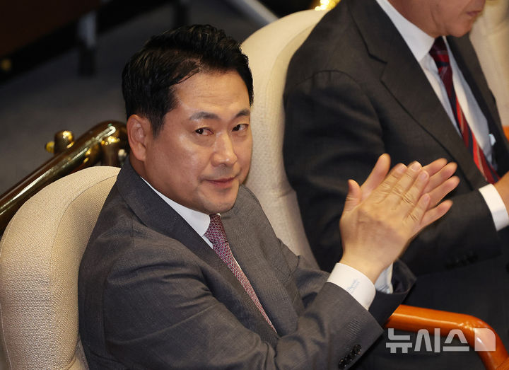 [서울=뉴시스] 김명년 기자 = 장동혁 국민의힘 대표가 10일 오전 서울 여의도 국회에서 열린 제249회국회(정기회) 제3차 본회의에서 박수치고 있다. 2025.09.10. kmn@newsis.com