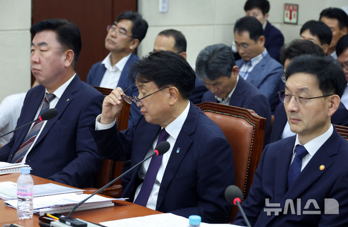 [서울=뉴시스] 고승민 기자 = 김영환 충북도지사가 10일 서울 여의도 국회에서 열린 행정안전위원회의 오송 지하차도 참사 진상규명 및 재발방지 대책마련을 위한 국정조사에서 안경을 벗고 있다. 2025.09.10. kkssmm99@newsis.com