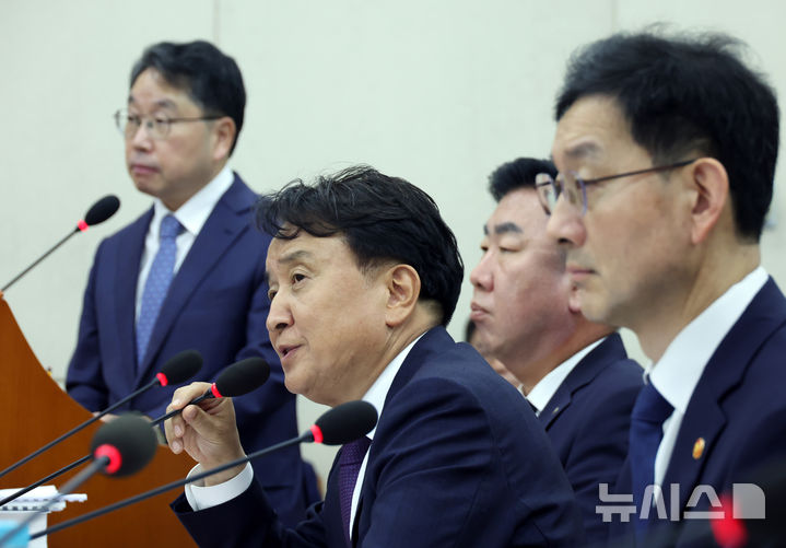 [서울=뉴시스] 고승민 기자 = 김영환 충북도지사가 10일 서울 여의도 국회에서 열린 행정안전위원회의 오송 지하차도 참사 진상규명 및 재발방지 대책마련을 위한 국정조사에서 의원 질의에 답하고 있다. 2025.09.10. kkssmm99@newsis.com