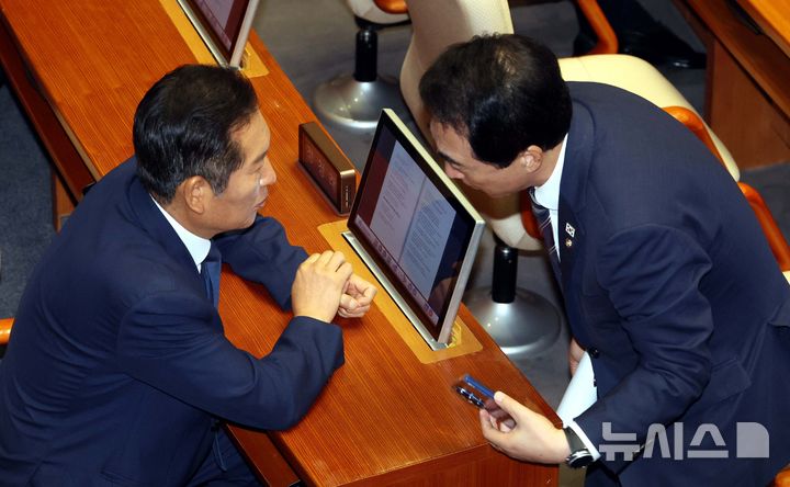 [서울=뉴시스] 조성봉 기자 = 정청래 더불어민주당 대표가 지난 9월10일 오전 서울 여의도 국회에서 열린 제249회국회(정기회) 제3차 본회의에서 박수현 수석대변인과 대화를 하고 있다. 2025.09.10. suncho21@newsis.com