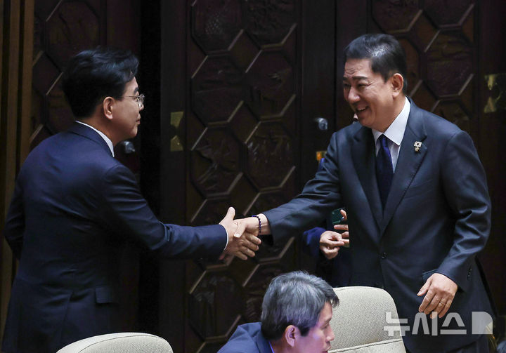 [서울=뉴시스] 김명년 기자 = 송언석 국민의힘 원내대표가 10일 오전 서울 여의도 국회에서 열린 제249회국회(정기회) 제3차 본회의에서 교섭단체 대표연설을 하기 위해 이동하던 중 김병기 더불어민주당 원내대표와 악수하고 있다. 2025.09.10. kmn@newsis.com