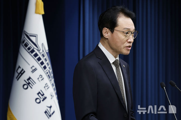 [서울=뉴시스] 최동준 기자 = 이규연 홍보소통수석이 지난 10일 서울 용산 대통령실 청사에서 이재명 대통령 취임 100일 기자회견 관련 브리핑을 하고 있다. 2025.09.10. photocdj@newsis.com