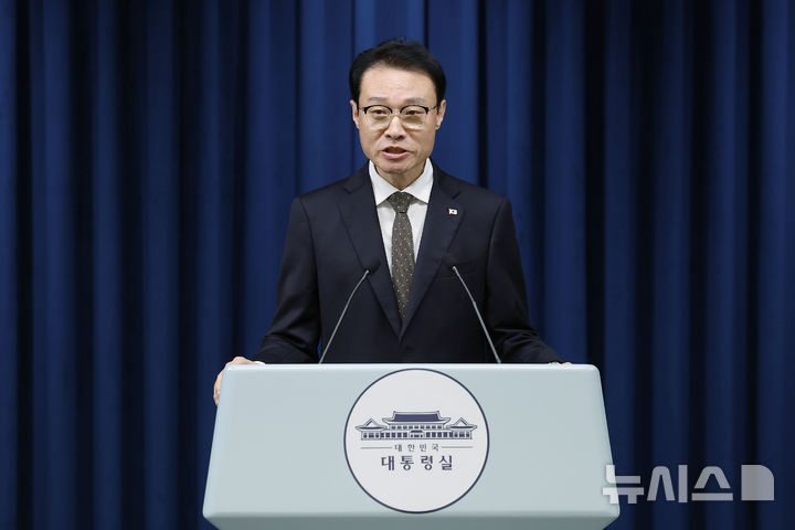 [서울=뉴시스] 최동준 기자 = 이규연 홍보소통수석이 10일 서울 용산 대통령실 청사에서 이재명 대통령 취임 100일 기자회견 관련 브리핑을 하고 있다. 2025.09.10. photocdj@newsis.com