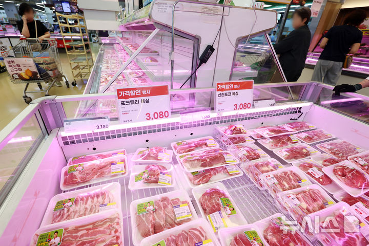 [서울=뉴시스] 조성우 기자 = 10일 서울 시내의 한 대형마트에서 고객이 돼지고기를 살펴보고 있다. 2025.09.10. xconfind@newsis.com