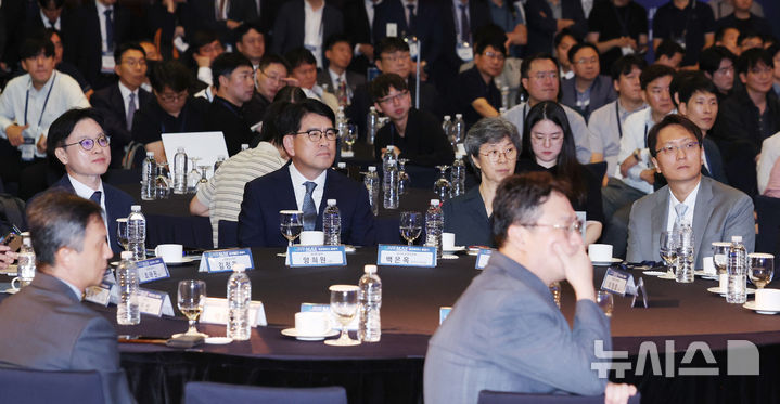 [서울=뉴시스] 김진아 기자 = 10일 서울 중구 웨스틴조선 호텔에서 열린 '제조 AX 얼라이언스(M.AX 얼라이언스)' 출범식에서 김정관 산업통상자원부 장관을 비롯한 참석자들이 박수를 치고 있다.&nbsp; 왼쪽부터 김 장관, 양희원 현대자동차 사장, 백은옥 국가 AI전략위원회 데이터 분과장, 박대준 쿠팡 대표. 2025.09.10. bluesoda@newsis.com