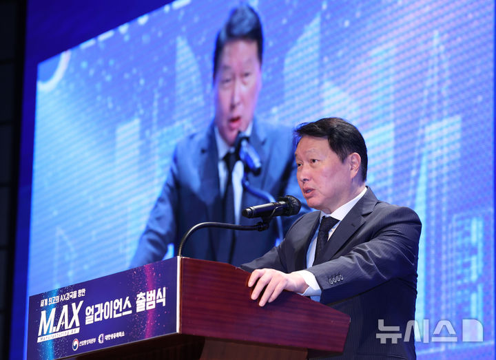 [서울=뉴시스] 김진아 기자 = 최태원 대한상공회의소 회장이 10일 서울 중구 웨스틴조선 호텔에서 열린 '제조 AX 얼라이언스(M.AX 얼라이언스)' 출범식에서 축사를 하고 있다. 2025.09.10. bluesoda@newsis.com