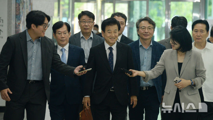 [전주=뉴시스] 김얼 기자 = 공직선거법 위반(사전 선거운동·확성 장치 사용 제한·허위사실 공표)으로 기소된 정동영(가운데) 통일부장관이 10일 전북 전주시 전주지방법원을 찾아 재판을 받기 위해 장내로 들어서고 있다. 2025.09.09. pmkeul@newsis.com