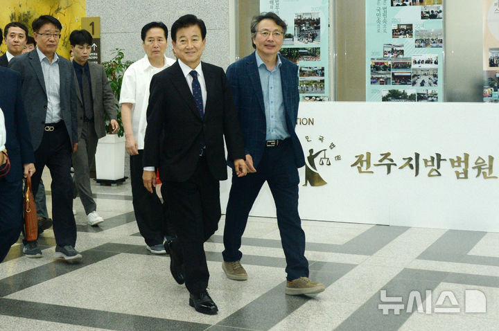 [전주=뉴시스] 김얼 기자 = 공직선거법 위반(사전 선거운동·확성 장치 사용 제한·허위사실 공표)으로 기소된 정동영(가운데) 통일부장관이 10일 전북 전주시 전주지방법원을 찾아 재판을 받기 위해 장내로 들어서고 있다. 2025.09.09. pmkeul@newsis.com