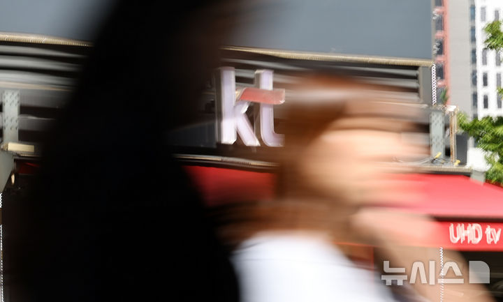[서울=뉴시스] 최진석 기자 =  KT 가입자의 무단 소액결제 피해 사고 원인으로 가상의 유령기지국 운영 의혹이 제기되자 정부가 긴급 점검에 돌입한 10일 서울 한 KT대리점에 KT로고가 보이고 있다.  과학기술정보통신부는 지난 8일 KT가 무단 소액결제 침해사고 원인의 하나로 불법 초소형 기지국의 통신망 접속을 언급했다고 밝혔다. 해커가 불법 초소형 기지국을 활용해 정보를 탈취했는지 여부 및 어떤 방식으로 무단 소액결제가 이뤄졌는지에 대해 정밀 조사 중이다. 2025.09.10. myjs@newsis.com
