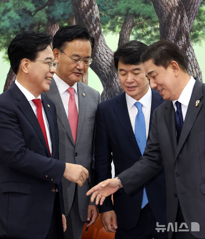 [서울=뉴시스] 김금보 기자 = 송언석(왼쪽) 국민의힘 원내대표와 김병기 더불어민주당 원내대표가 10일 오후 서울 여의도 국회에서 악수를 하고 있다. 왼쪽부터 국민의힘 송 원내대표와 유상범 원내운영수석부대표, 더불어민주당 문진석 원내운영수석부대표와 김 원내대표. 2025.09.10. kgb@newsis.com