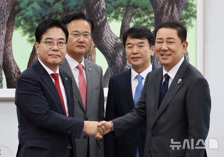 [서울=뉴시스] 김금보 기자 = 송언석(왼쪽) 국민의힘 원내대표와 김병기 더불어민주당 원내대표가 10일 오후 서울 여의도 국회에서 악수를 하고 있다. 왼쪽부터 국민의힘 송 원내대표와 유상범 원내운영수석부대표, 더불어민주당 문진석 원내운영수석부대표와 김 원내대표. 2025.09.10. kgb@newsis.com