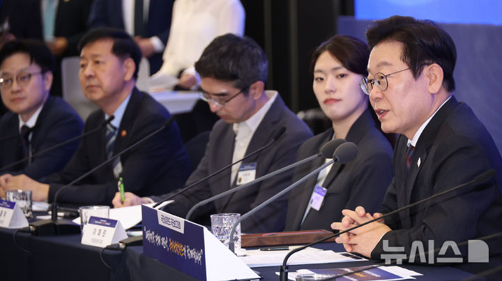 [서울=뉴시스] 고범준 기자 = 이재명 대통령이 10일 서울 마포구 프론트원에서 열린 국민성장펀드 보고대회에서 발언하고 있다. (대통령실통신사진기자단) 2025.09.10. bjko@newsis.com