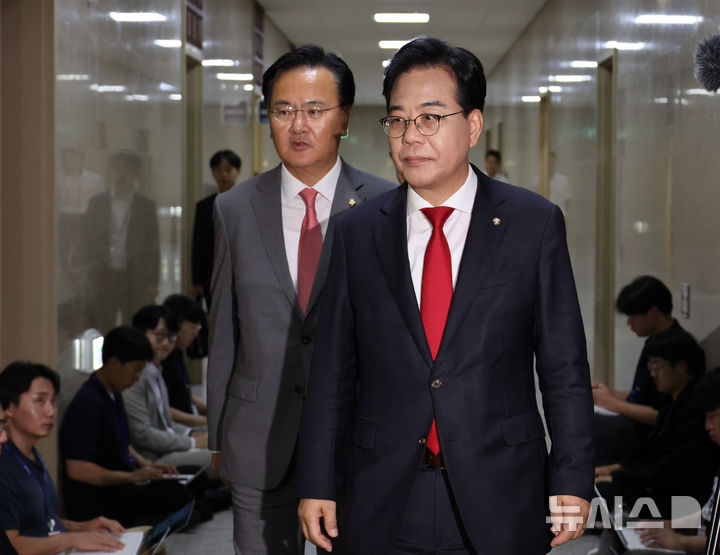 [서울=뉴시스] 김금보 기자 = 송언석(오른쪽) 국민의힘 원내대표와 유상범 원내운영수석부대표가 10일 오후 서울 여의도 국회에서 김병기 더불어민주당 원내대표와 회동을 위해 운영위원장실로 향하고 있다. 2025.09.10. kgb@newsis.com