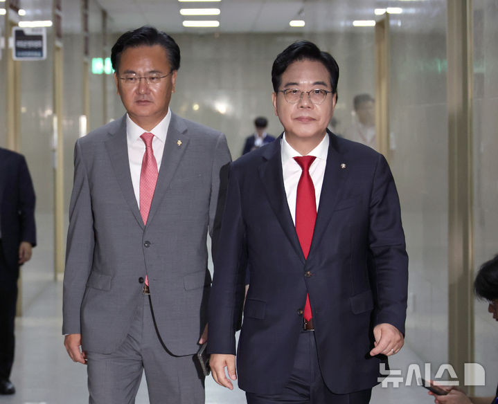 [서울=뉴시스] 김금보 기자 = 송언석(오른쪽) 국민의힘 원내대표와 유상범 원내운영수석부대표가 지난 10일 오후 서울 여의도 국회에서 김병기 더불어민주당 원내대표와 회동을 위해 운영위원장실로 향하고 있다. 2025.09.10. kgb@newsis.com