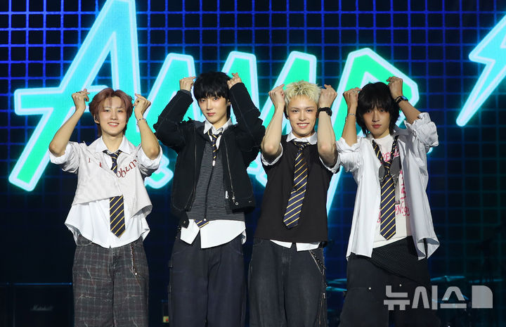 [서울=뉴시스] 김혜진 기자 = FNC 신인 밴드 에이엠피(AxMxP, 왼쪽부터 주환, 하유준, 크루, 김신)가 10일 오후 서울 송파구 올림픽공원에서 열린 첫 번째 정규 앨범 'AxMxP' 발매 기념 쇼케이스에서 인사말을 하고 있다. 2025.09.10. jini@newsis.com