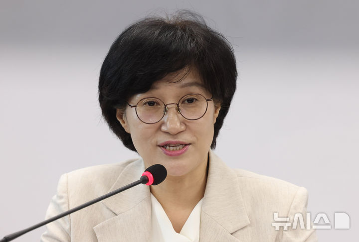 [서울=뉴시스] 추상철 기자 = 원민경 여성가족부 장관이 10일 오후 서울 종로구 정부서울청사에서 열린 취임식에서 취임사를 하고 있다. 2025.09.10. scchoo@newsis.com