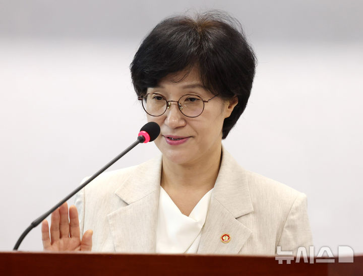 [서울=뉴시스] 추상철 기자 = 원민경 여성가족부 장관이 10일 오후 서울 종로구 정부서울청사에서 열린 취임식에서 취임선서를 하고 있다. 2025.09.10. scchoo@newsis.com