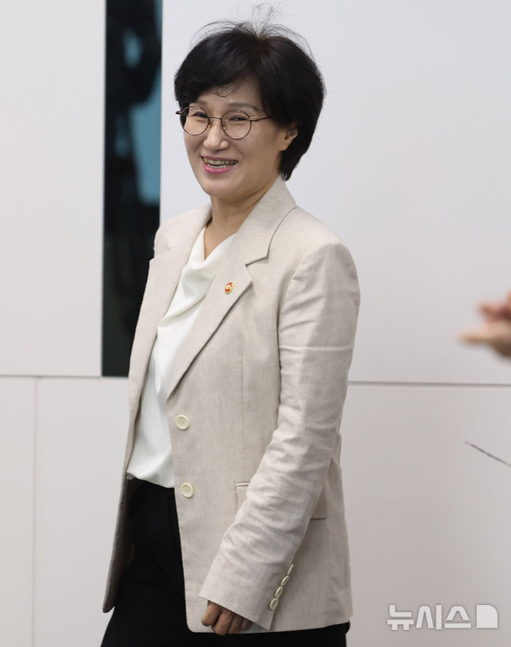 [서울=뉴시스] 추상철 기자 = 원민경 여성가족부 장관이 10일 오후 서울 종로구 정부서울청사에서 열린 취임식에 참석하고 있다. 2025.09.10. scchoo@newsis.com
