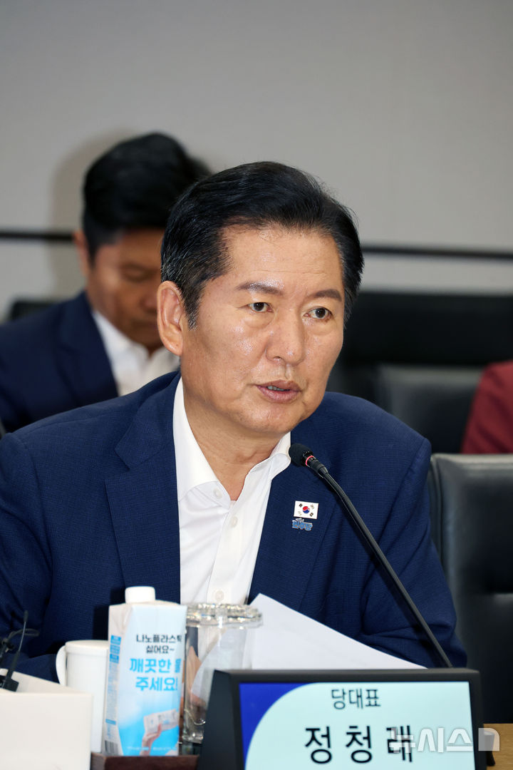 [서울=뉴시스] 국회사진기자단 = 정청래 더불어민주당 대표가 10일 오후 경기 평택 삼성전자 팽택캠퍼스에서 열린 반도체산업 발전을 위한 현장 간담회에서 인사말을 하고 있다. 2025.09.10. photo@newsis.com