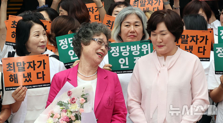  [부산=뉴시스] 하경민 기자 = 61년 전 성폭행에 저항하는 과정에서 가해자의 혀를 깨물어 1.5㎝가량 절단하는 상해를 입혔다는 이유로 가해자보다 더 중한 형을 선고받았던 최말자(79)씨가 재심에서 무죄를 선고받았다. 10일 부산 연제구 부산지방법원 앞에서 최씨가 여성단체 회원들과 함께 무죄 선고에 기뻐하고 있다. 2025.09.10. yulnetphoto@newsis.com