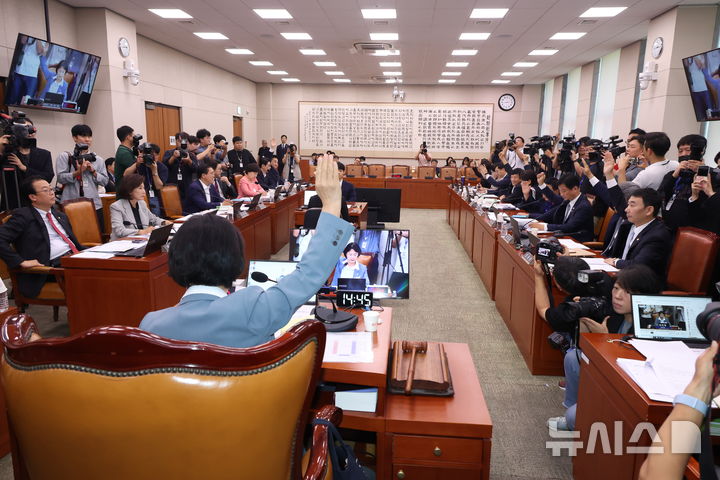 [서울=뉴시스] 고승민 기자 = 추미애 국회 법사위원장과 더불어민주당 의원들이 10일 서울 여의도 국회에서 열린 법제사법위원회 전체회의에서 검찰개혁 입법청문회 실시계획서 채택의 건에 대해 찬성 거수하고 있다. 2025.09.10. kkssmm99@newsis.com