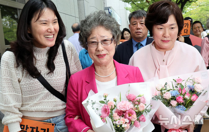  [부산=뉴시스] 하경민 기자 = 61년 전 성폭행에 저항하는 과정에서 가해자의 혀를 깨물어 1.5㎝가량 절단하는 상해를 입혔다는 이유로 가해자보다 더 중한 형을 선고받았던 최말자(79)씨가 재심에서 무죄를 선고받았다. 지난 9월10일 부산 연제구 부산지방법원 앞에서 최씨가 여성단체 회원들과 함께 기자회견 장소로 이동하면서 환하게 웃고 있다. 2025.09.10. yulnetphoto@newsis.com