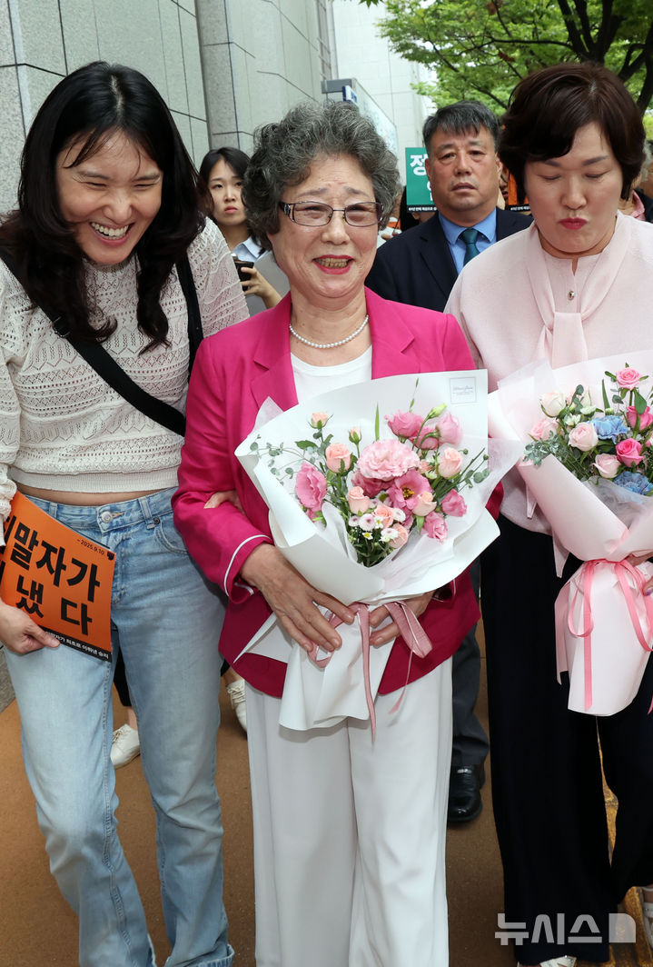  [부산=뉴시스] 하경민 기자 = 61년 전 성폭행에 저항하는 과정에서 가해자의 혀를 깨물어 1.5㎝가량 절단하는 상해를 입혔다는 이유로 가해자보다 더 중한 형을 선고받았던 최말자(79)씨가 재심에서 무죄를 선고받았다. 10일 부산 연제구 부산지방법원 앞에서 최씨가 여성단체 회원들과 함께 기자회견 장소로 이동하면서 환하게 웃고 있다. 2025.09.10. yulnetphoto@newsis.com