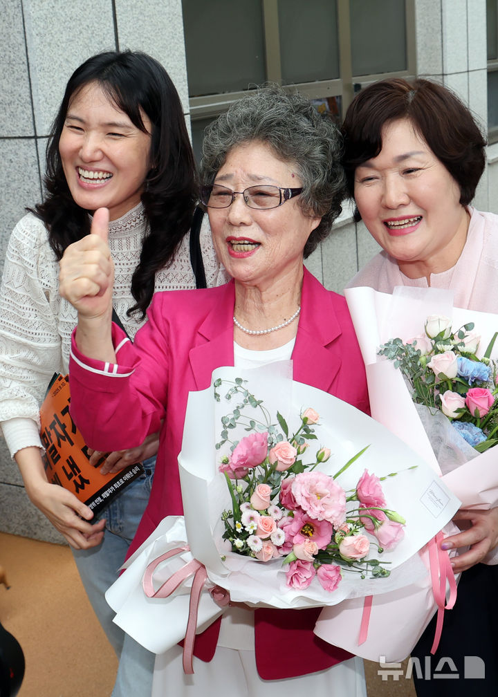  [부산=뉴시스] 하경민 기자 = 61년 전 성폭행에 저항하는 과정에서 가해자의 혀를 깨물어 1.5㎝가량 절단하는 상해를 입혔다는 이유로 가해자보다 더 중한 형을 선고받았던 최말자(79)씨가 재심에서 무죄를 선고받았다. 10일 부산 연제구 부산지방법원 앞에서 최씨가 여성단체 회원들과 함께 기자회견 장소로 이동하면서 환하게 웃고 있다. 2025.09.10. yulnetphoto@newsis.com