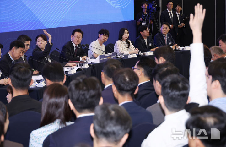 [서울=뉴시스] 고범준 기자 = 이재명 대통령이 10일 서울 마포구 프론트원에서 열린 국민성장펀드 보고대회에서 참석자들의 질문을 받고 있다. (대통령실통신사진기자단) 2025.09.10. bjko@newsis.com