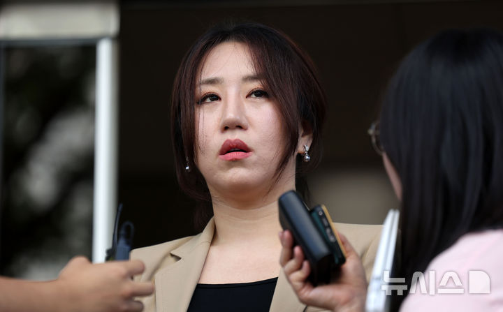 [서울=뉴시스] 김선웅 기자 = 신당 브랜드뉴파티 창당 당시 입당원서를 조작한 혐의로 재판에 넘겨진 이른바 '고발 사주 의혹' 제보자 조성은 씨가 10일 서울 양천구 서울남부지법에서 열린 사문서 위조, 정당법 위반 등 혐의 1심 선고 공판에서 징역 1년, 집행유예 2년 선고 및 사회봉사 40시간을 명령받은 뒤 법원을 나서며 입장을 말하고 있다. 2025.09.10. mangusta@newsis.com