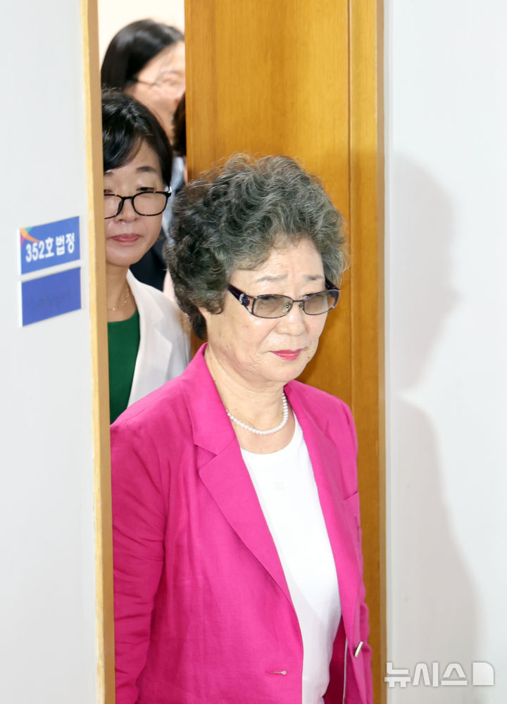  [부산=뉴시스] 하경민 기자 = 61년 전 성폭행에 저항하는 과정에서 가해자의 혀를 깨물어 1.5㎝가량 절단하는 상해를 입혔다는 이유로 가해자보다 더 중한 형을 선고받았던 최말자(79)씨가 재심에서 무죄를 선고받았다. 10일 부산 연제구 부산지방법원에서 최씨가 무죄를 선고받은 뒤 법정을 나서고 있다. 2025.09.10. yulnetphoto@newsis.com