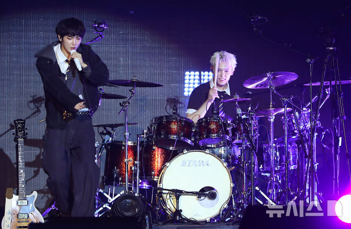 [서울=뉴시스] 김혜진 기자 = FNC 신인 밴드 에이엠피(AxMxP)가 10일 오후 서울 송파구 올림픽공원에서 열린 첫 번째 정규 앨범 'AxMxP' 발매 기념 쇼케이스에서 무대를 선보이고 있다. 2025.09.10. jini@newsis.com