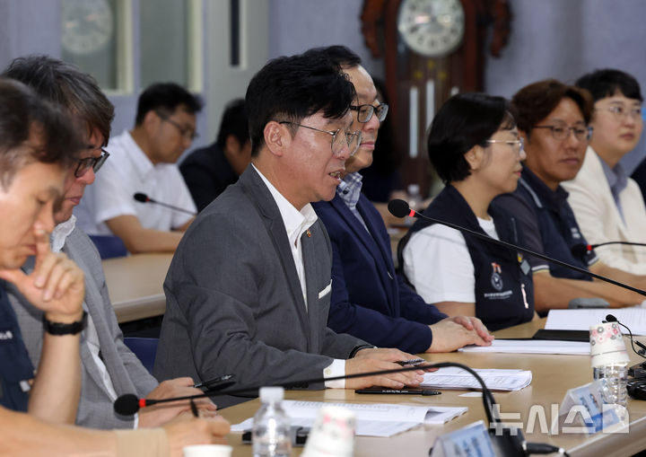 [서울=뉴시스] 배훈식 기자 = 김영훈 고용노동부 장관이 10일 오후 서울 영등포구 여의도 노총회관에서 열린 한국노총-노동부 장관 간담회에서 발언하고 있다. 2025.09.10. dahora83@newsis.com
