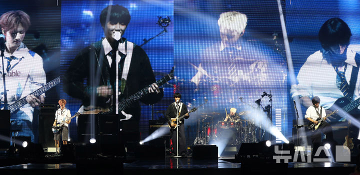 [서울=뉴시스] 김혜진 기자 = FNC 신인 밴드 에이엠피(AxMxP)가 10일 오후 서울 송파구 올림픽공원에서 열린 첫 번째 정규 앨범 'AxMxP' 발매 기념 쇼케이스에서 무대를 선보이고 있다. 2025.09.10. jini@newsis.com