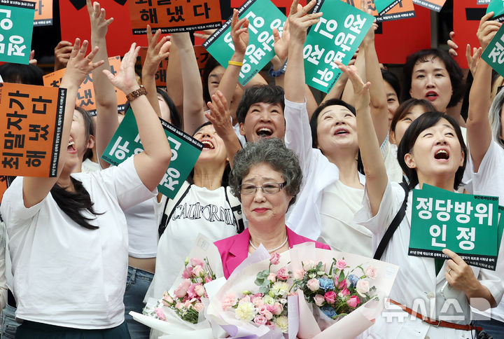  [부산=뉴시스] 하경민 기자 = 61년 전 성폭행에 저항하는 과정에서 가해자의 혀를 깨물어 1.5㎝가량 절단하는 상해를 입혔다는 이유로 가해자보다 더 중한 형을 선고받았던 최말자(79)씨가 재심에서 무죄를 선고받았다. 10일 부산 연제구 부산지방법원 앞에서 최씨가 여성단체 회원들과 함께 무죄 선고를 기뻐하고 있다. 2025.09.10. yulnetphoto@newsis.com