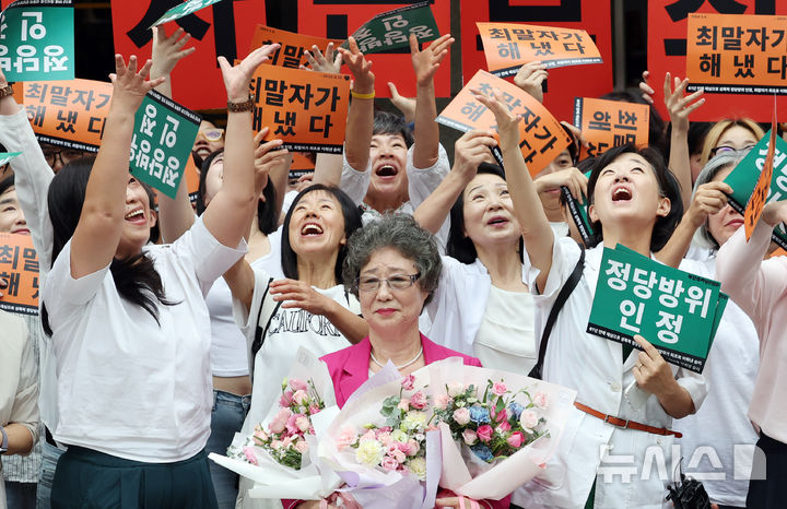  [부산=뉴시스] 하경민 기자 = 61년 전 성폭행에 저항하는 과정에서 가해자의 혀를 깨물어 1.5㎝가량 절단하는 상해를 입혔다는 이유로 가해자보다 더 중한 형을 선고받았던 최말자(79)씨가 재심에서 무죄를 선고받았다. 10일 부산 연제구 부산지방법원 앞에서 최씨가 여성단체 회원들과 함께 무죄 선고를 기뻐하고 있다. 2025.09.10. yulnetphoto@newsis.com
