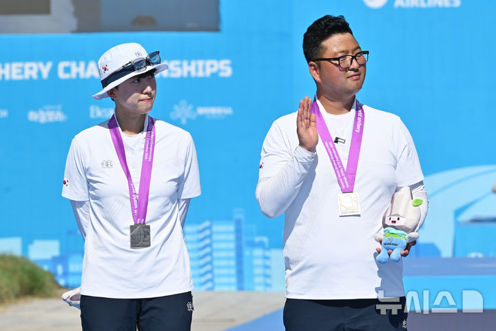 [광주=뉴시스] 이영주 기자 = 지난 10일 오후 광주 동구 5·18민주광장에서 열린 광주2025현대세계양궁선수권대회 리커브 혼성 결승, 준우승을 기록한 대한민국 국가대표팀 안산(왼쪽)·김우진이 은메달을 목에 걸고 있다. 2025.09.10. leeyj2578@newsis.com