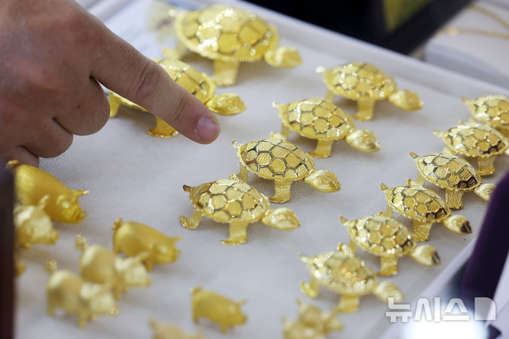 [서울=뉴시스] 김진아 기자 = 금값이 사상 최고치를 경신하며 랠리를 이어가고 있다. 10일 금융업계에 따르면 8일(현지시간) 런던금시장협회(LBMA)에서 금 현물 가격은 장중 한때 온스당 3646.29달러에 거래되며 사상 최고가를 기록했다. 시카고상품거래소(CME)에서 거래된 금 선물 12월물도 전날보다 0.7% 오른 3677.40달러에 마감됐다. 한국금거래소 기준 9일 순금 한 돈 살 때 가격은 70만 7000원으로 역대 최고치를 경신했다.&nbsp; 10일 서울 종로구 한국금거래소에 금으로 만든 거북이가 판매되고 있다. 2025.09.10. bluesoda@newsis.com