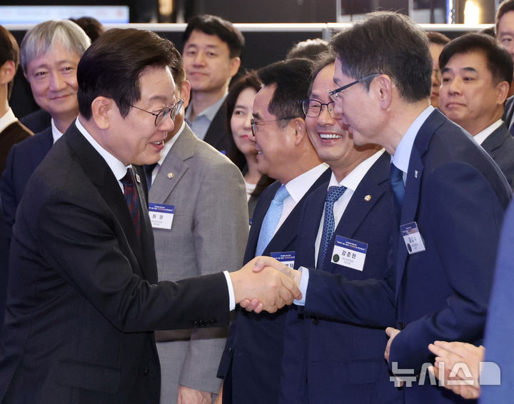 [서울=뉴시스] 고범준 기자 = 이재명 대통령과 김경수 지방시대위원회 위원장이 10일 서울 마포구 프론트원에서 열린 국민성장펀드 보고대회에서 악수를 하고 있다. (대통령실통신사진기자단) 2025.09.10. bjko@newsis.com