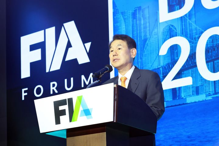 [서울=뉴시스] 정은보 한국거래소 이사장이 10일 부산 시그니엘 호텔에서 열린 'FIA 포럼: 부산 2025'에서 환영사를 하고 있다. (사진=한국거래소 제공) 2025.09.10. photo@newsis.com *재판매 및 DB 금지