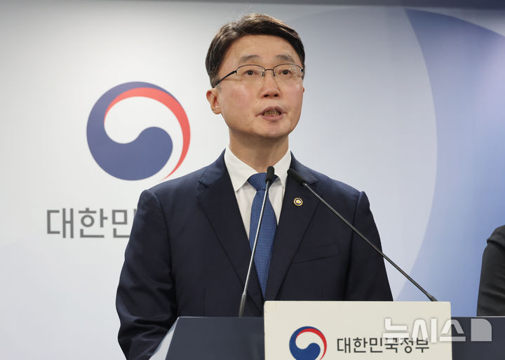 [서울=뉴시스] 김명원 기자 = 류제명 과학기술정보통신부 2차관이 지난달 10일 서울 종로구 정부서울청사에서 KT 고객 무단 소액결제 침해사고 관련 브리핑을 하고 있다. 2025.09.10. kmx1105@newsis.com