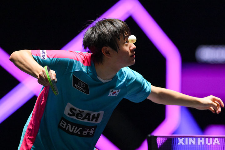 [마카오=신화/뉴시스] 오준성(20위)이 10일(현지 시간) 중국 마카오에서 열린 2025 월드테이블테니스(WTT) 마카오 챔피언스 남자 단식 1라운드(32강)에서 토가미 슌스케(17위·일본)와 경기하고 있다. 오준성이 3-2(15-13 2-11 15-13 9-11 11-9)로 승리하고 16강에 올랐다. 2025.09.10.